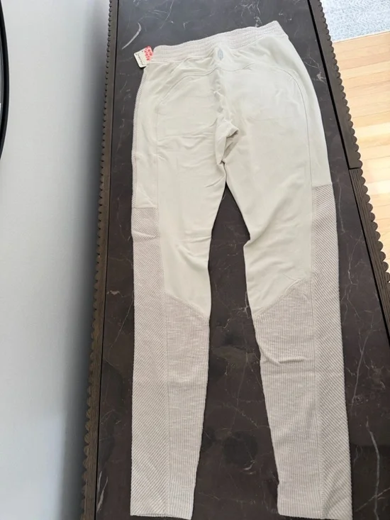 *NWT* FREE PEOPLE
UNDERCOVER BASE LAYER
SET (TOP W/ LEGGINGS) - Picture 9 of 14